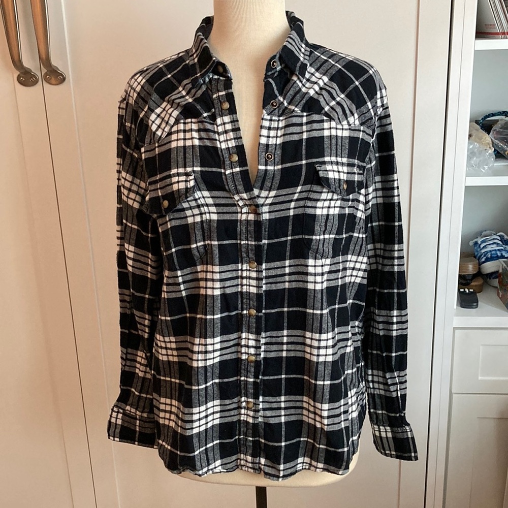Jach’s Girlfriend black/white flannel shirt with snap closures